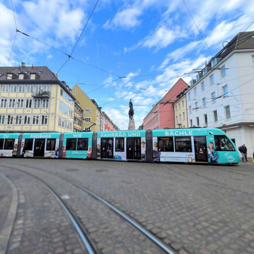 Susanne Schulz mit Jubiläumstorte