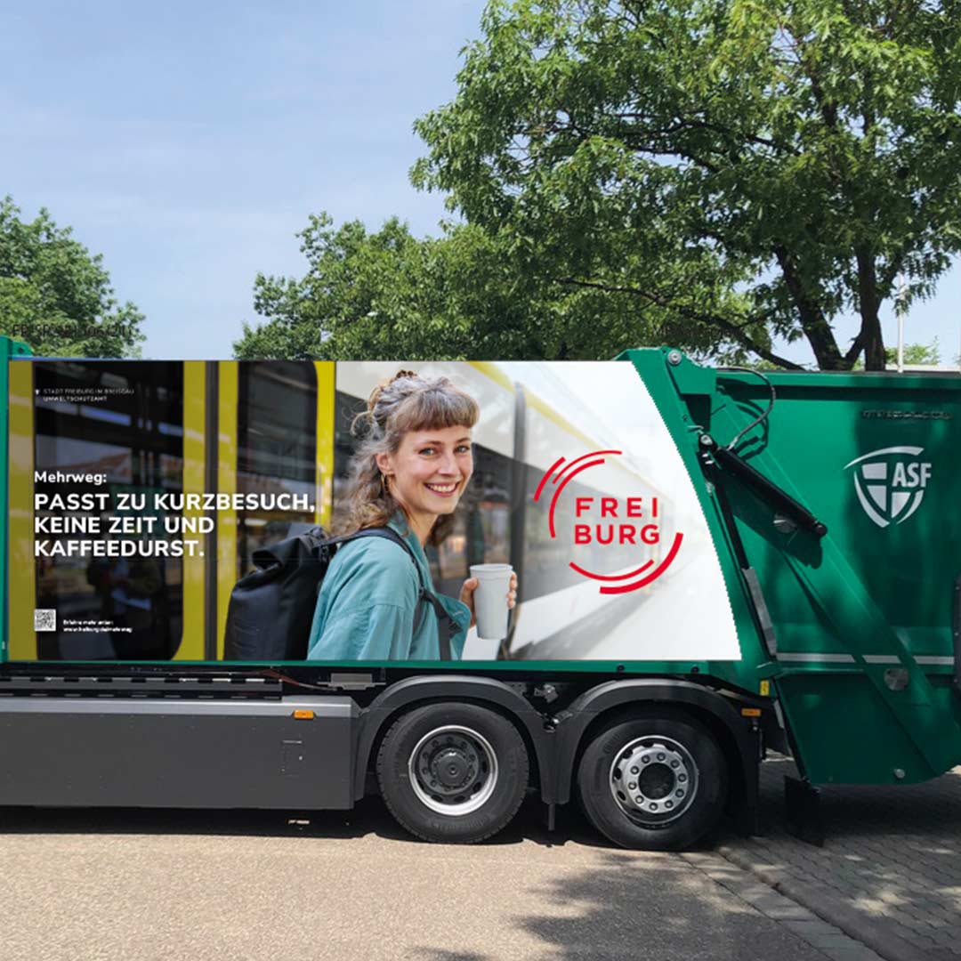 Susanne Schulz mit Jubiläumstorte