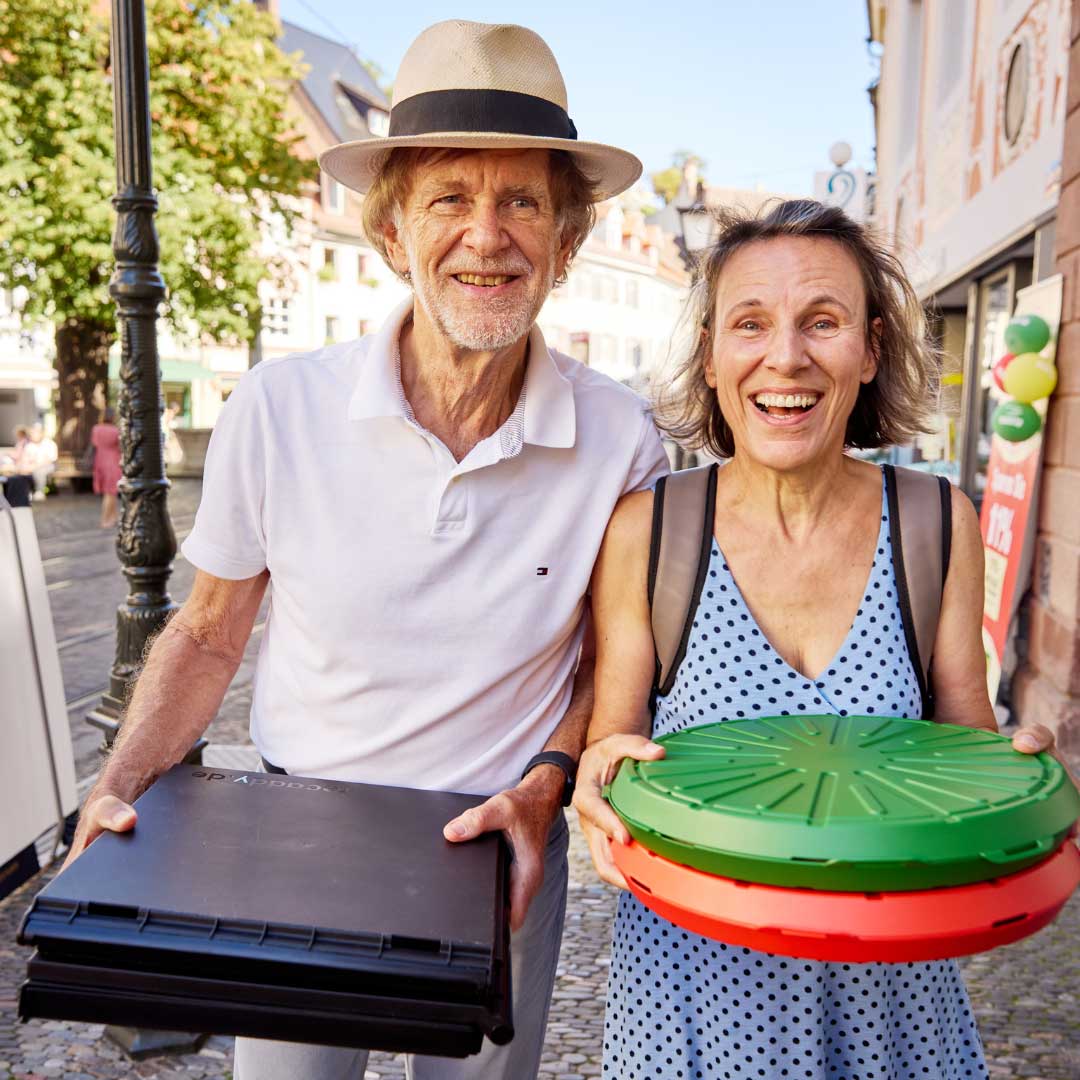 Susanne Schulz mit Jubiläumstorte