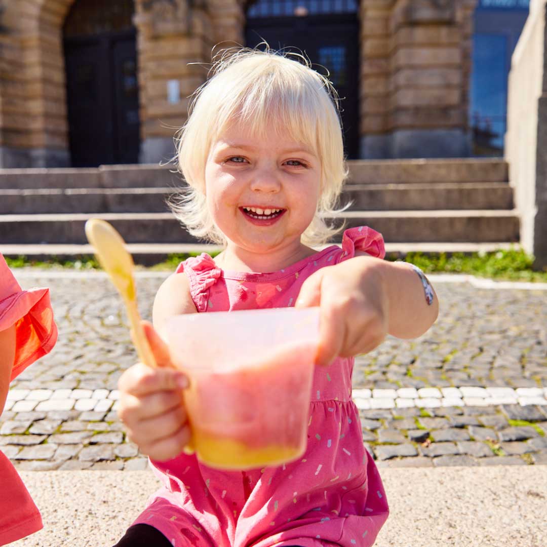 Susanne Schulz mit Jubiläumstorte